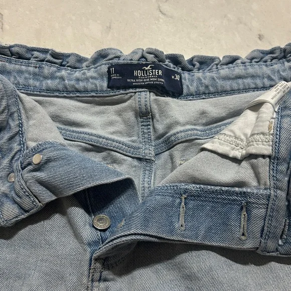 Hollister Ultra High-Rise Mom Shorts – Paperbag Waist – Size 25 - Picture 2 of 4